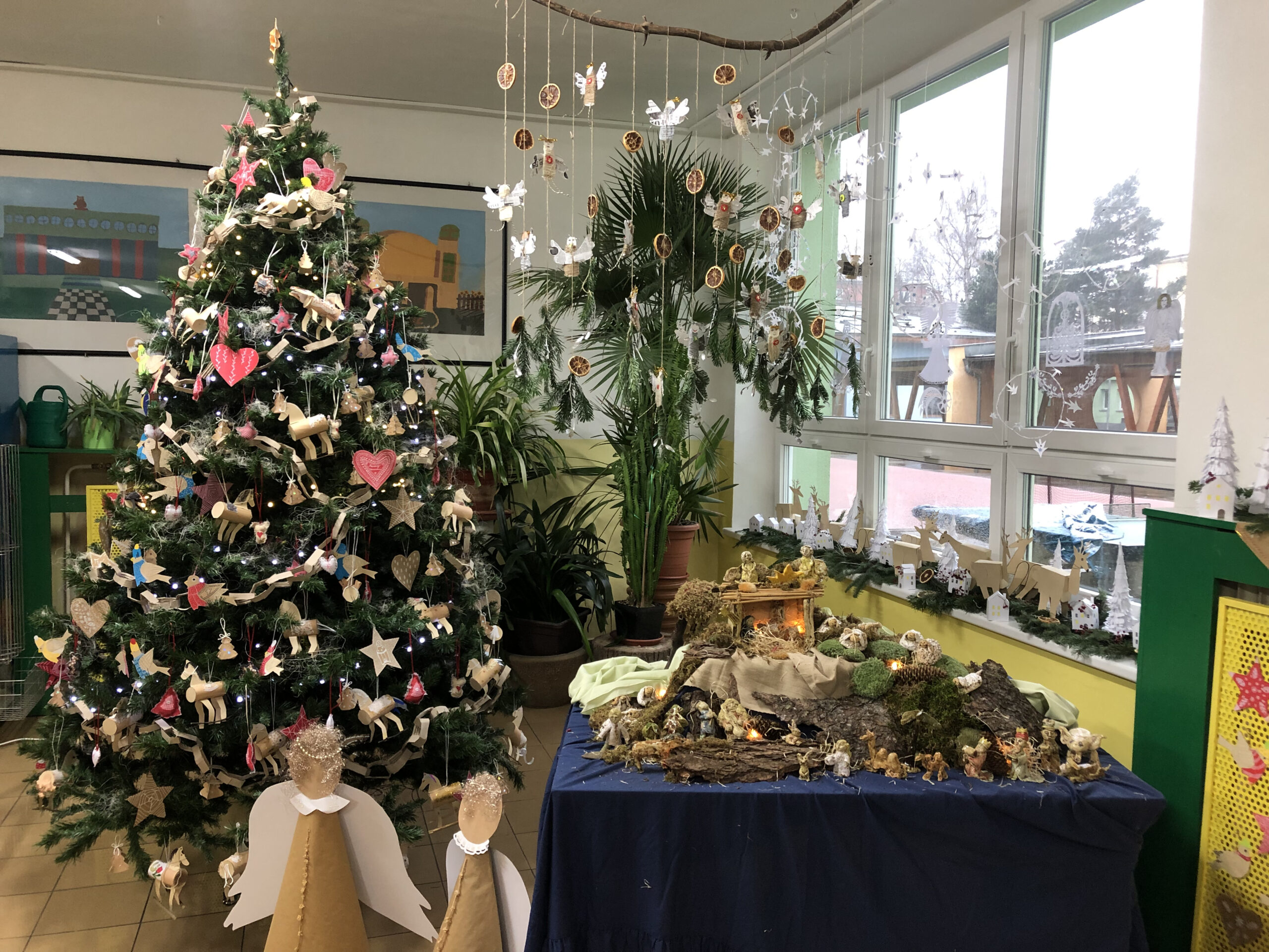 Výtvarníci přivítali začátek adventu keramickým betlémem