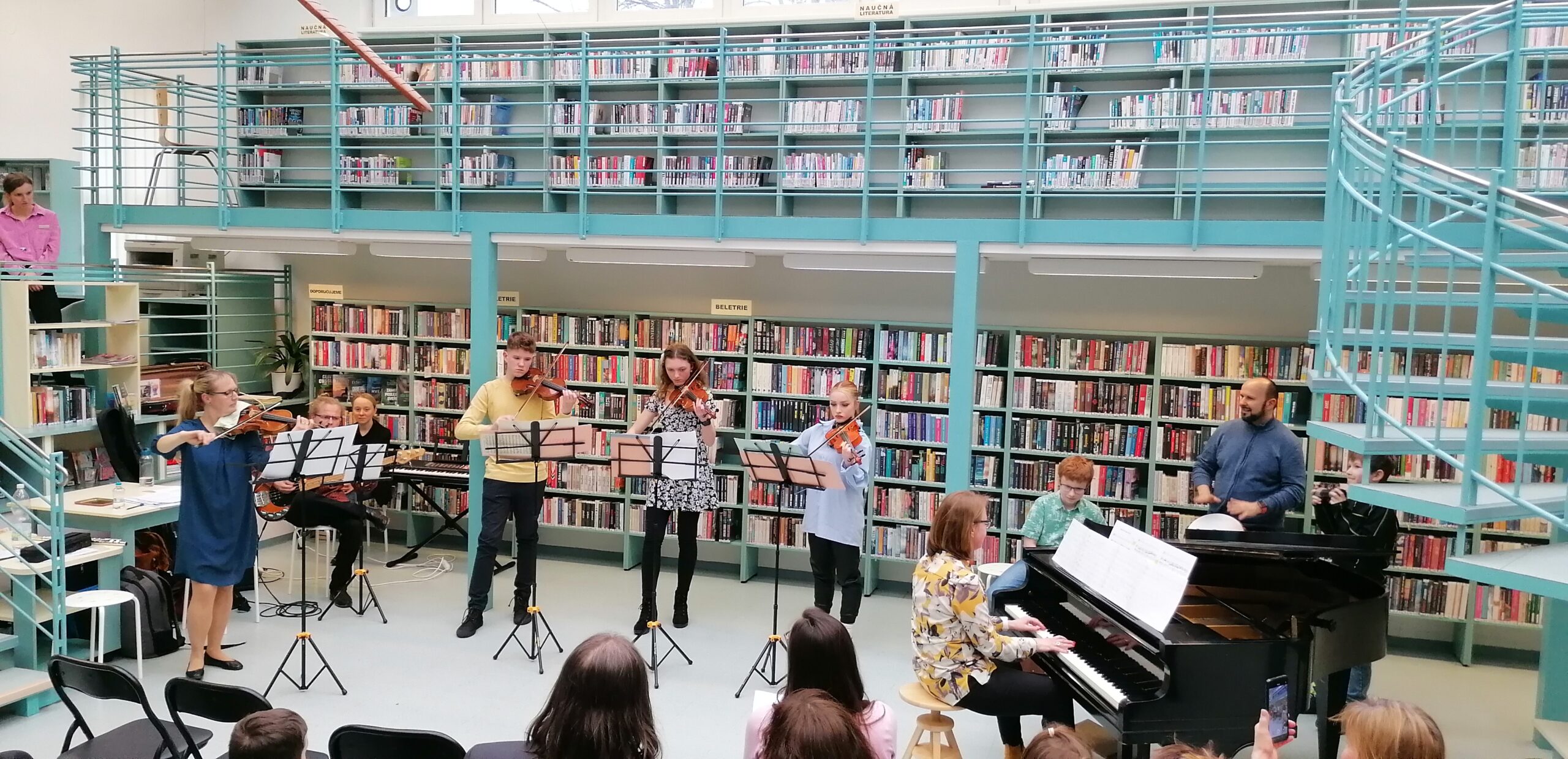 S úsměvem u klavíru