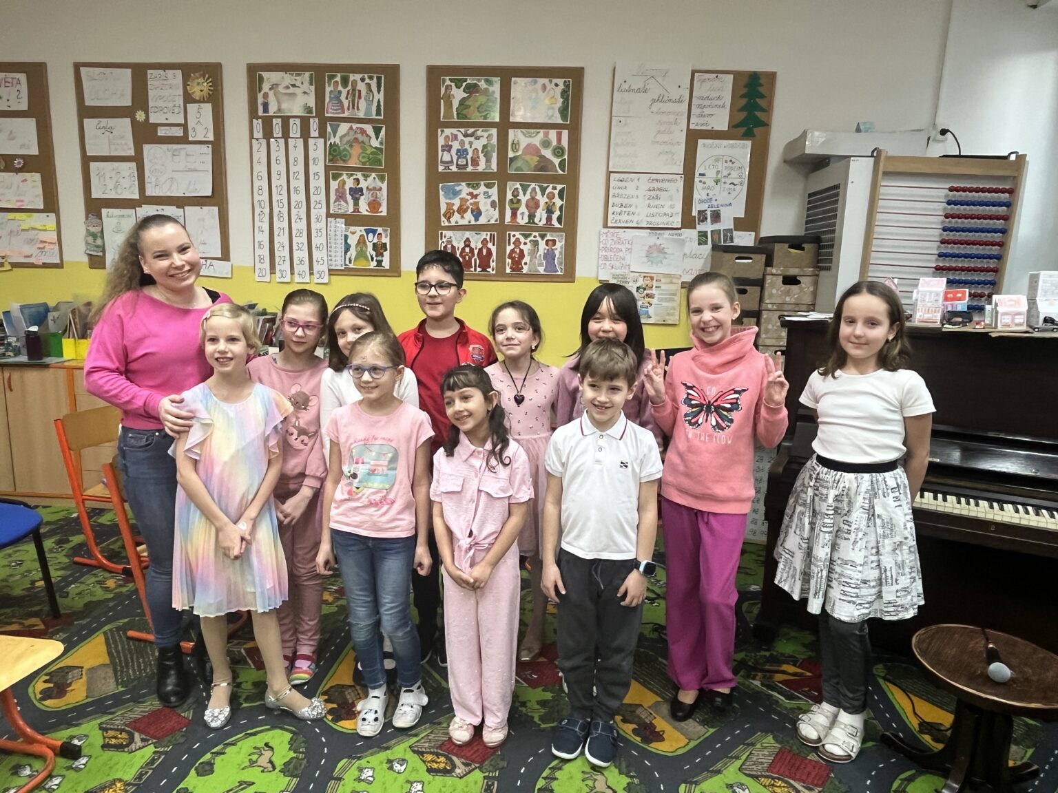 Valentýnská kavárna: žáci ZUŠ zpříjemnili odpoledne na ZŠ Zelená