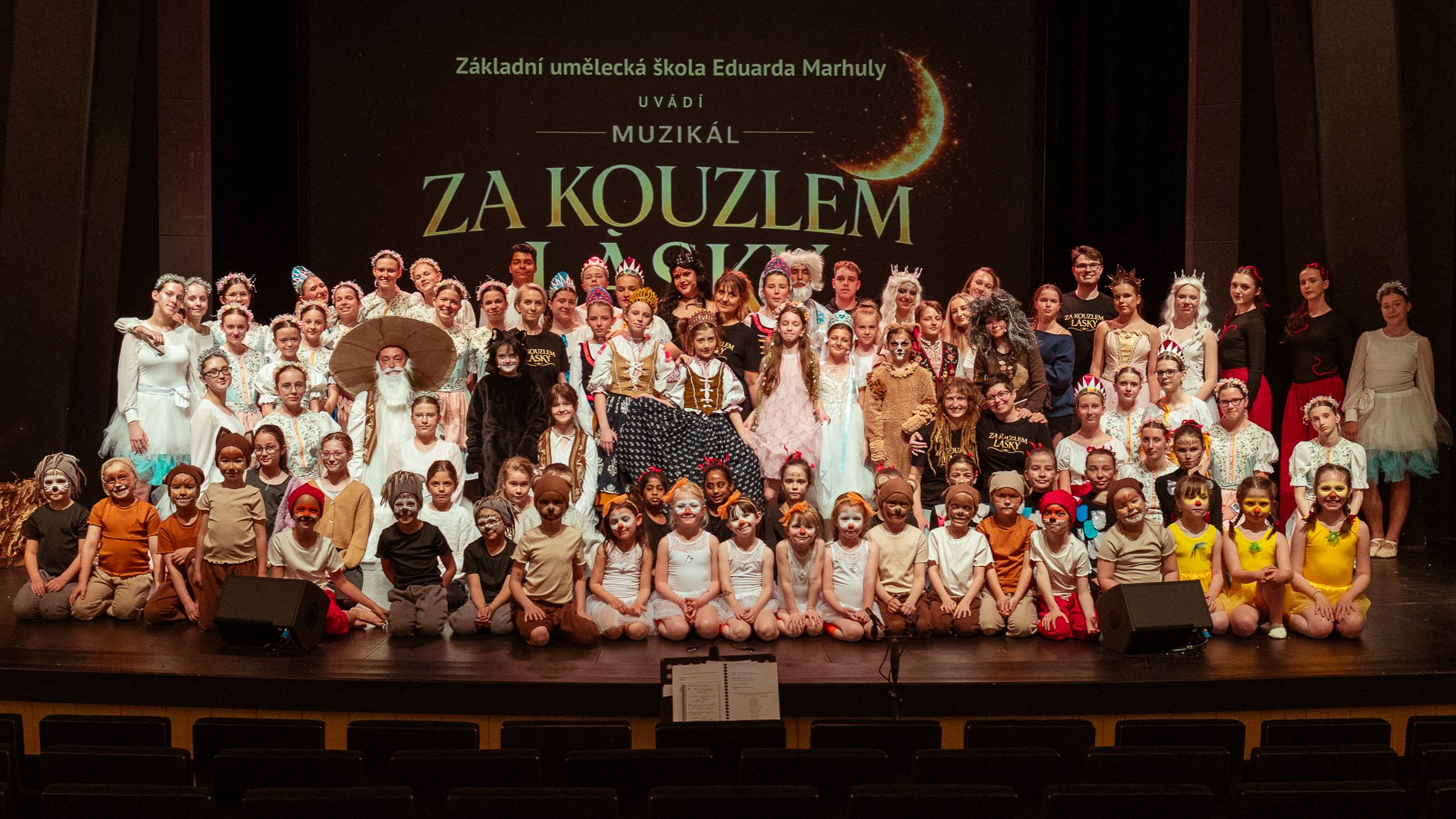 Vyprodaný sál a potlesk ve stoje. Školní muzikál „Za kouzlem lásky“ sklidil mimořádný úspěch.